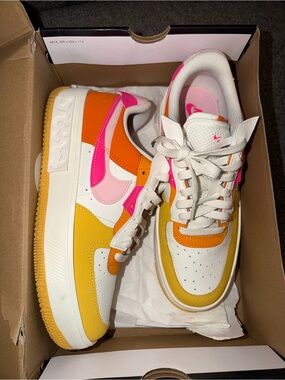 Women’s Nike Air Force 1 Fontana in Summit White Hyper Pink 9.5